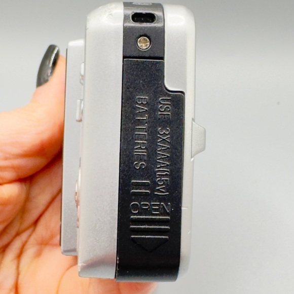 Digital Concepts Silver Digital Camera Non-Working Corroded Battery with SD Card - Picture 4 of 9